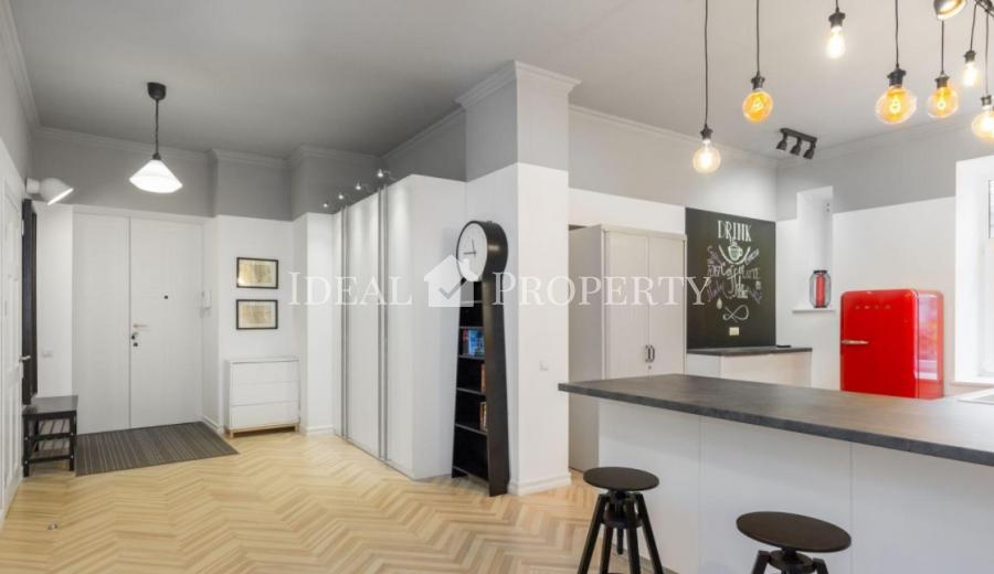 Spacious, beautiful apartment of 160m2 in a quiet center after renovation.