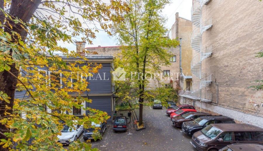 Spacious, beautiful apartment of 160m2 in a quiet center after renovation.