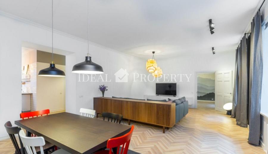 Spacious, beautiful apartment of 160m2 in a quiet center after renovation.