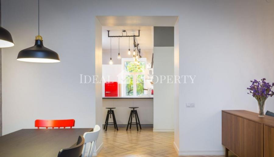 Spacious, beautiful apartment of 160m2 in a quiet center after renovation.