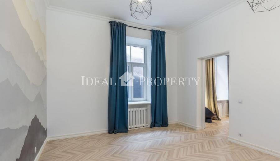 Spacious, beautiful apartment of 160m2 in a quiet center after renovation.