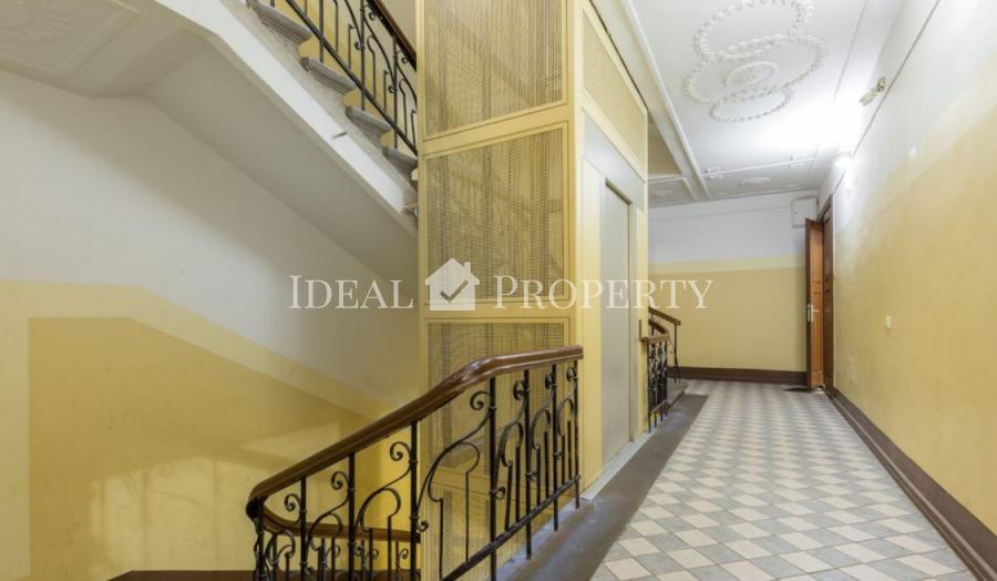 Spacious, beautiful apartment of 160m2 in a quiet center after renovation.