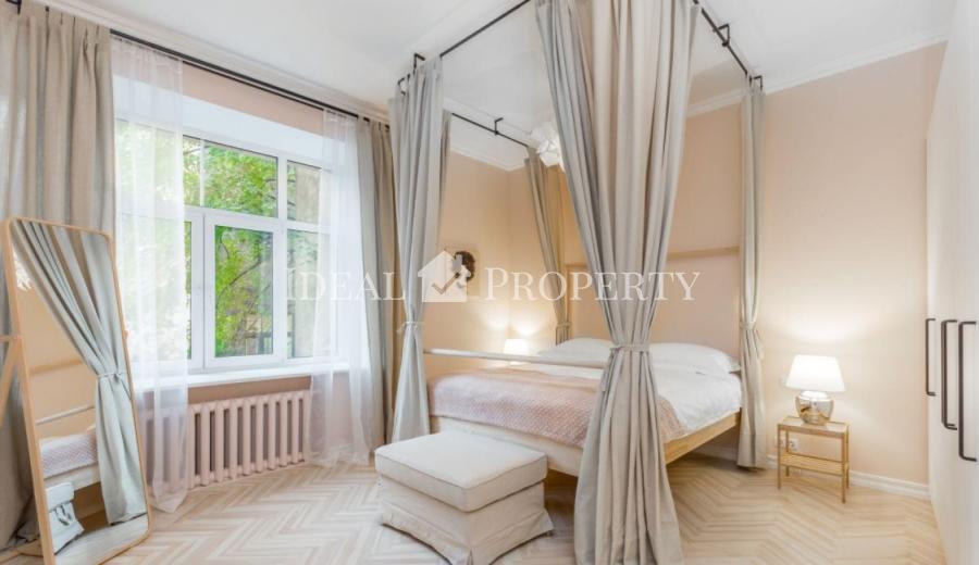 Spacious, beautiful apartment of 160m2 in a quiet center after renovation.