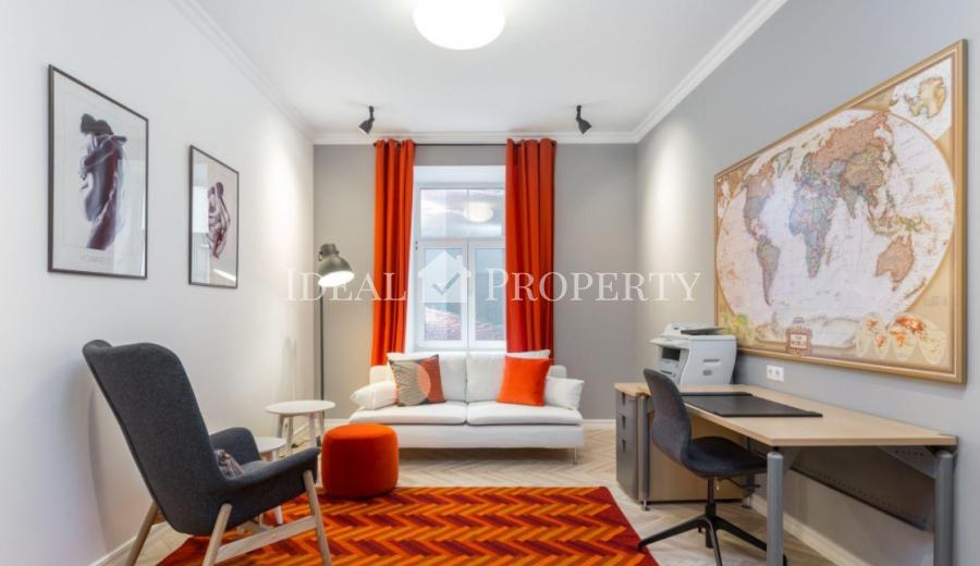 Spacious, beautiful apartment of 160m2 in a quiet center after renovation.