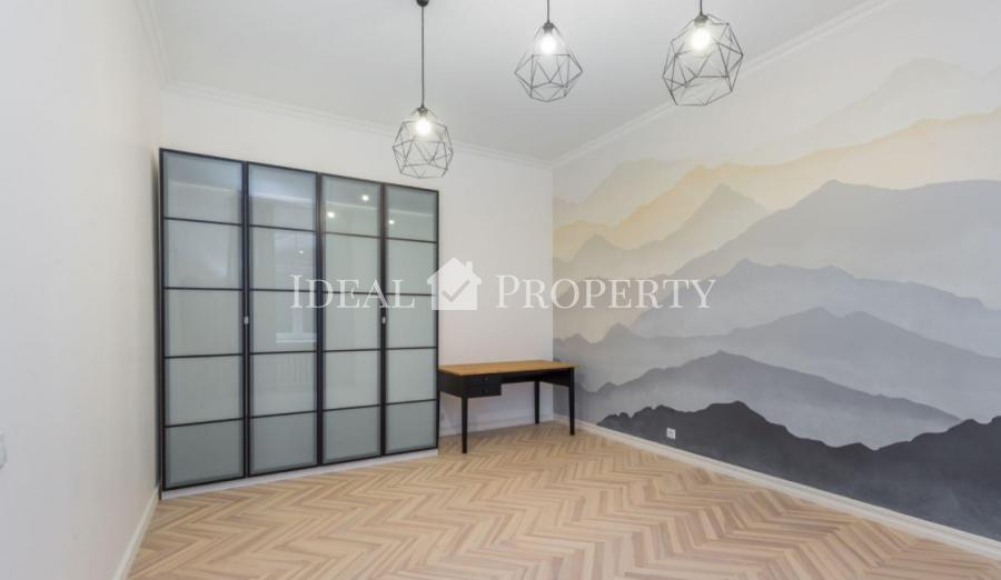 Spacious, beautiful apartment of 160m2 in a quiet center after renovation.