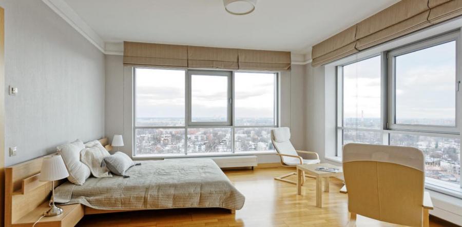 For rent 4-room apartment with a terrace and a nice view of the city. 