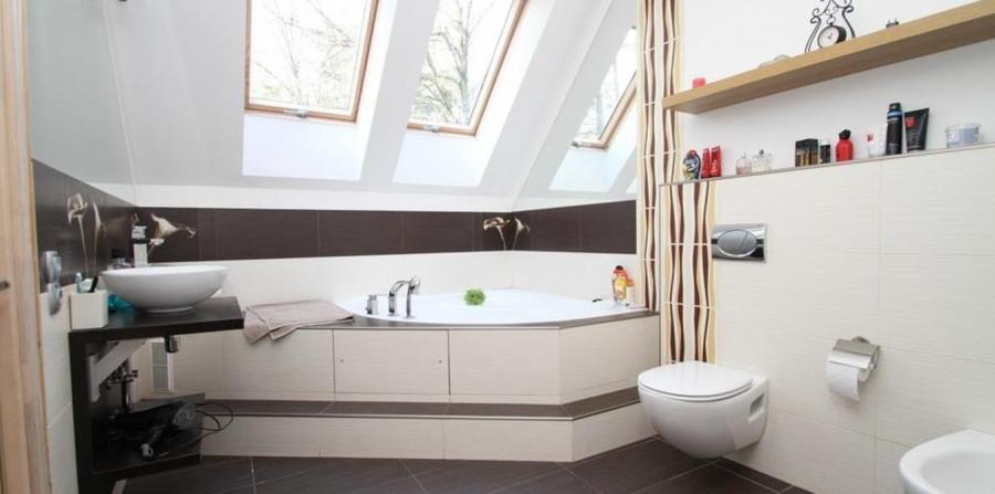 Mēs piedāvājam privātu māju ar skaistu teritoriju Bergos.