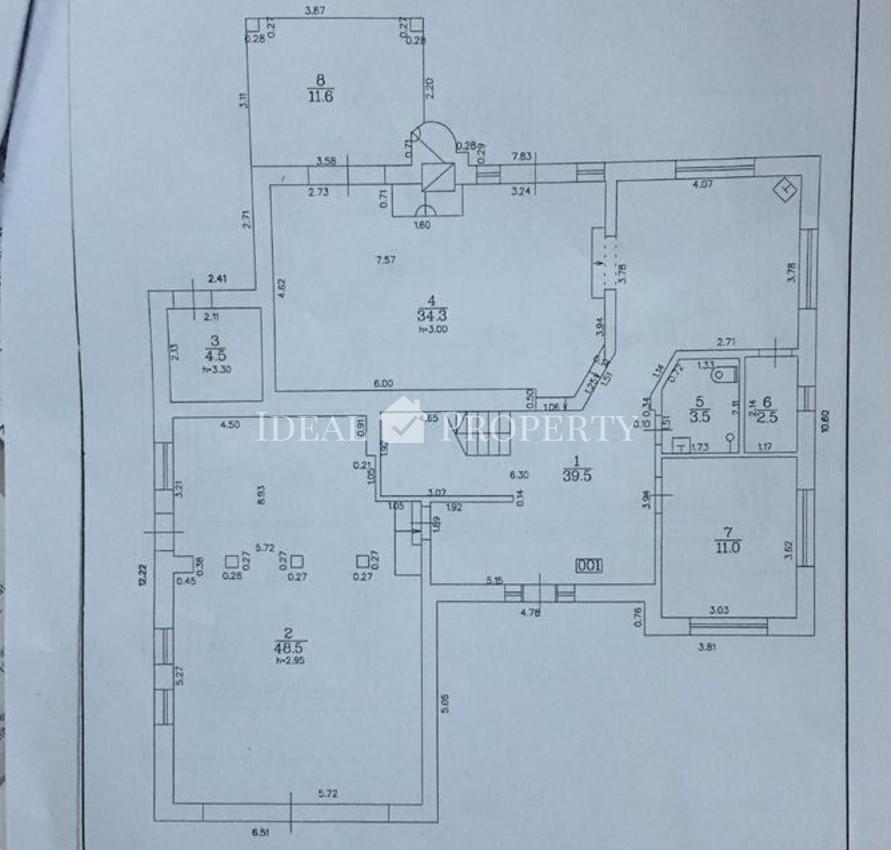Mēs piedāvājam privātu māju ar skaistu teritoriju Bergos.