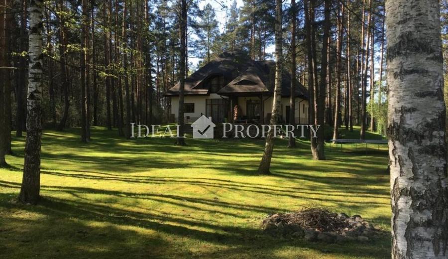 Mēs piedāvājam privātu māju ar skaistu teritoriju Bergos.