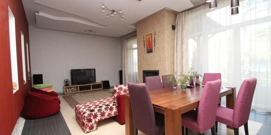 Mēs piedāvājam privātu māju ar skaistu teritoriju Bergos.