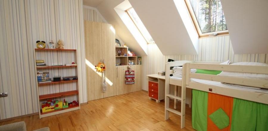 Mēs piedāvājam privātu māju ar skaistu teritoriju Bergos.