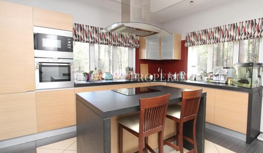 Mēs piedāvājam privātu māju ar skaistu teritoriju Bergos.