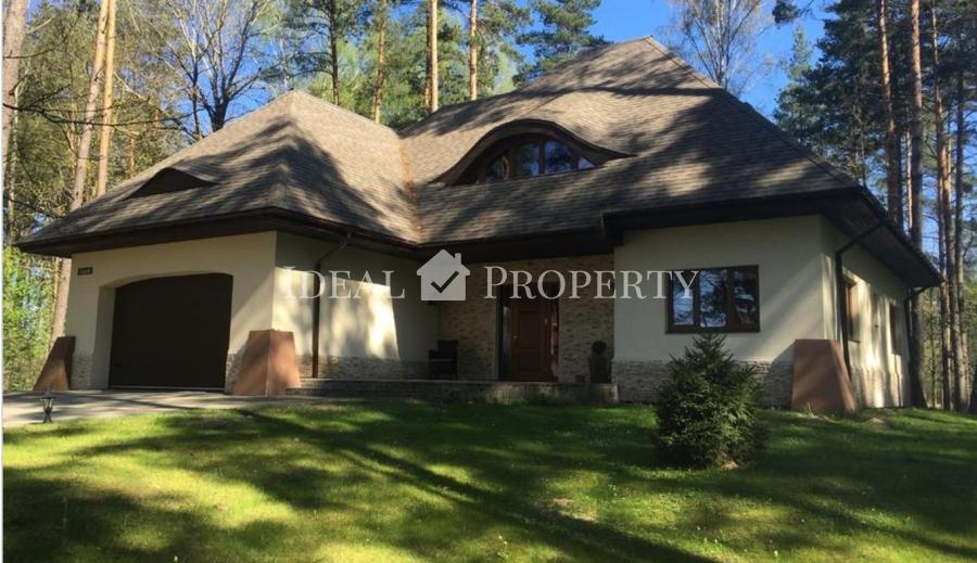 Mēs piedāvājam privātu māju ar skaistu teritoriju Bergos.