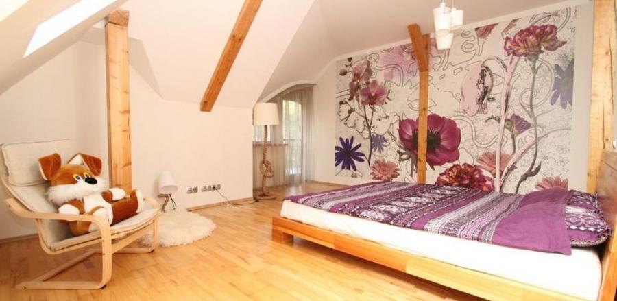 Mēs piedāvājam privātu māju ar skaistu teritoriju Bergos.