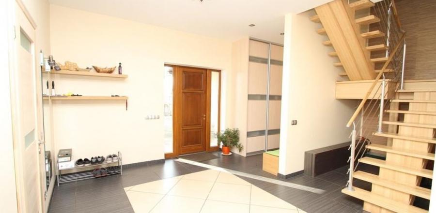 Mēs piedāvājam privātu māju ar skaistu teritoriju Bergos.