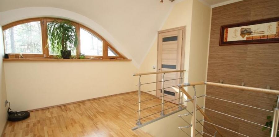 Mēs piedāvājam privātu māju ar skaistu teritoriju Bergos.