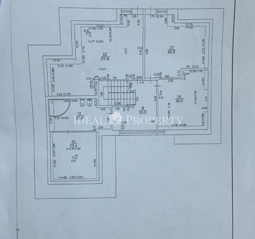 Mēs piedāvājam privātu māju ar skaistu teritoriju Bergos.