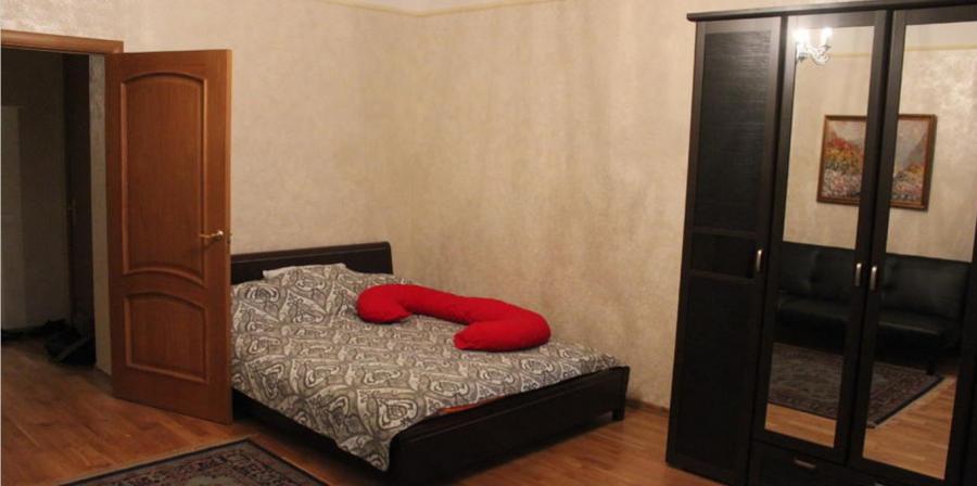 For rent 4 - room apartment in the center with 3 separate bedrooms.