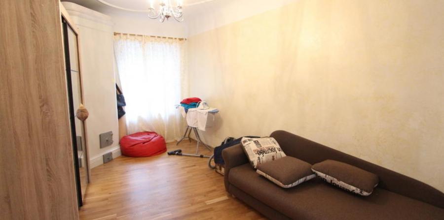 For rent 4 - room apartment in the center with 3 separate bedrooms.