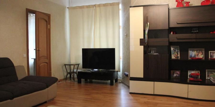 For rent 4 - room apartment in the center with 3 separate bedrooms.