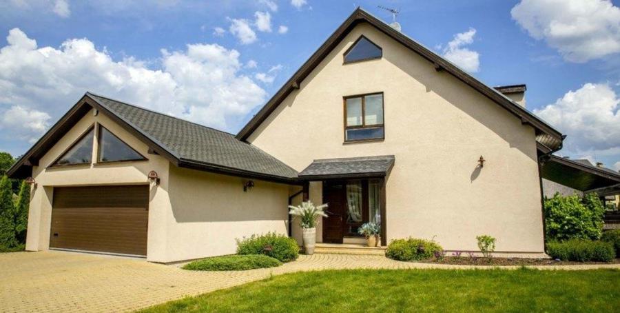 Piedāvājam īrēt lielisku īpašumu vienā no Rīgas zaļākajiem rajoniem - Berģos, klusā ieliņā.