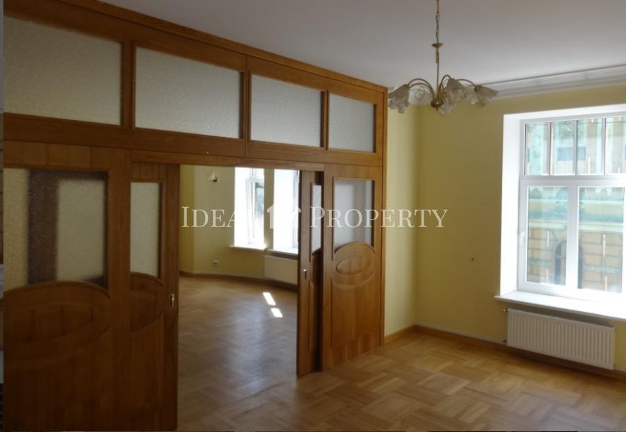 For long-term rent 4-rooms apartment, in a prestigious center.