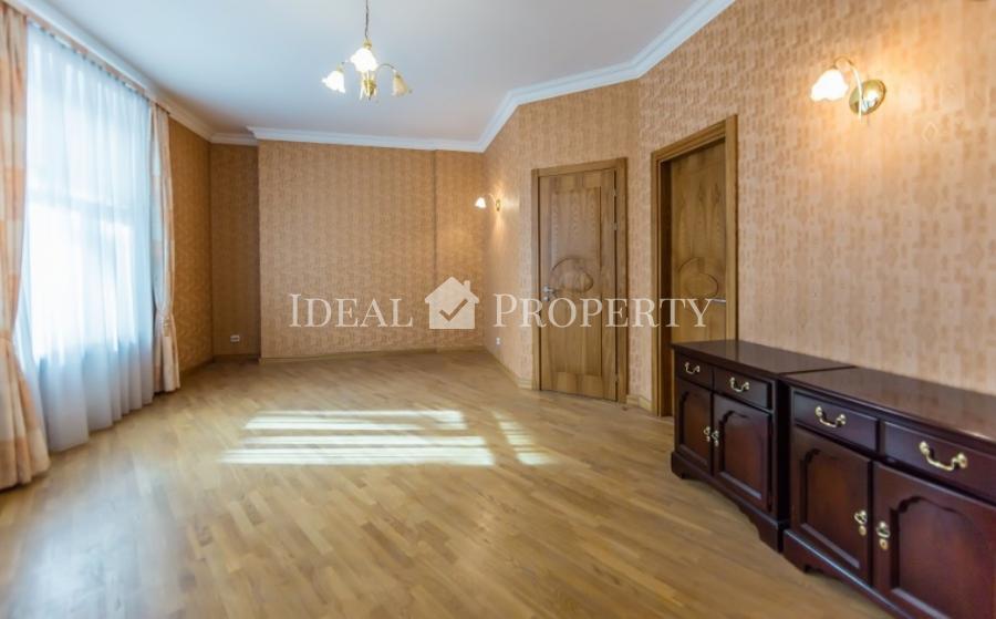 For long-term rent 4-rooms apartment, in a prestigious center.