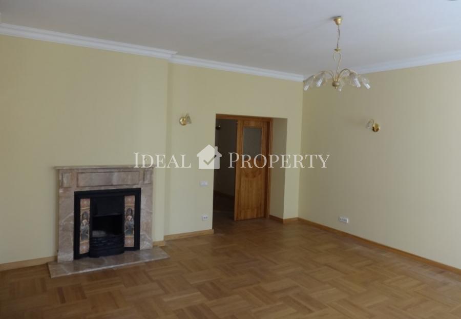 For long-term rent 4-rooms apartment, in a prestigious center.