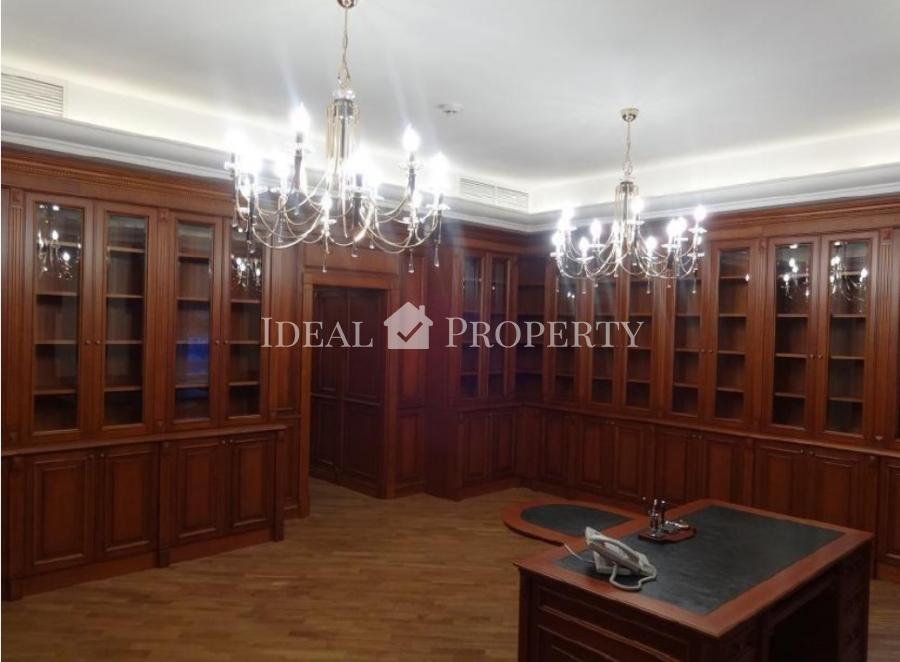 Office with an individual design, in a prestigious center.