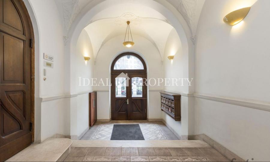 For rent the renovated exclusive apartment in the quiet center in a historic building. 