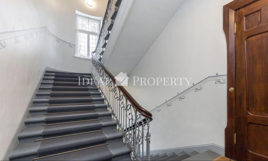 For rent the renovated exclusive apartment in the quiet center in a historic building. 