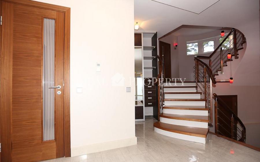 Предлагаем в долгосрочную аренду частный дом на 1-й линии с видом на сосны, дюны.