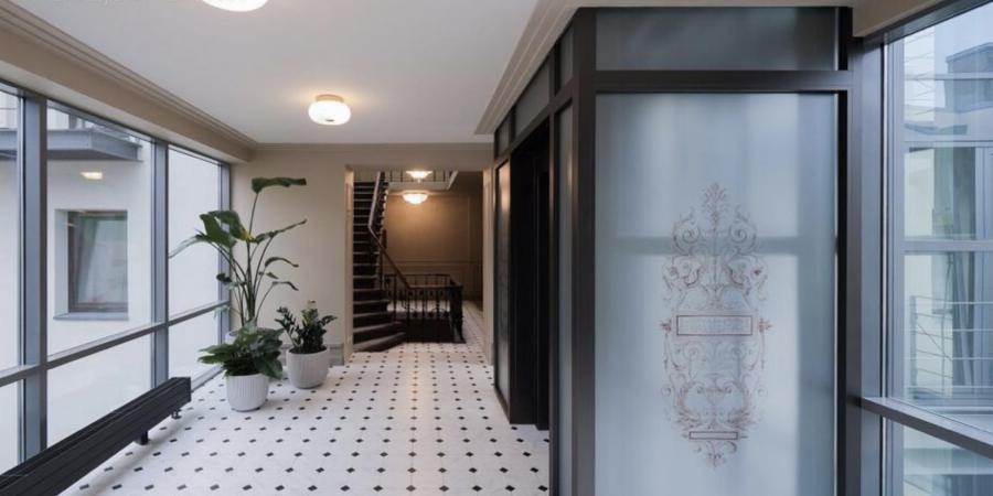 Предлагается квартира в отреставрированном фасадном доме, в Тихом центре посольского района. Предлагается квартира в отреставрированном фасадном доме, в Тихом центре посольского района.