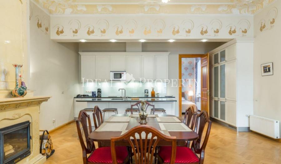 A luxury apartment with a balcony is for sale at elizabetes street. 