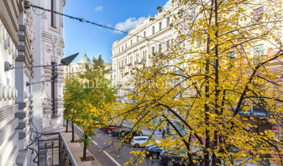 A luxury apartment with a balcony is for sale at elizabetes street. 