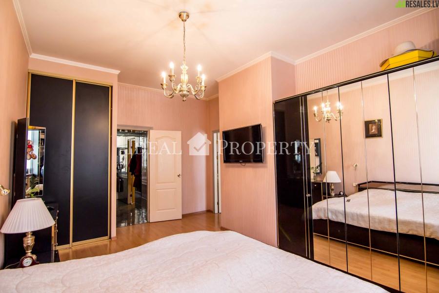 Three bedroom apartment in the city center at Brivibas str.