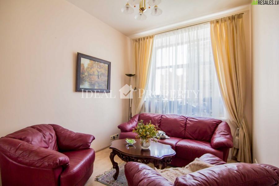 Three bedroom apartment in the city center at Brivibas str.