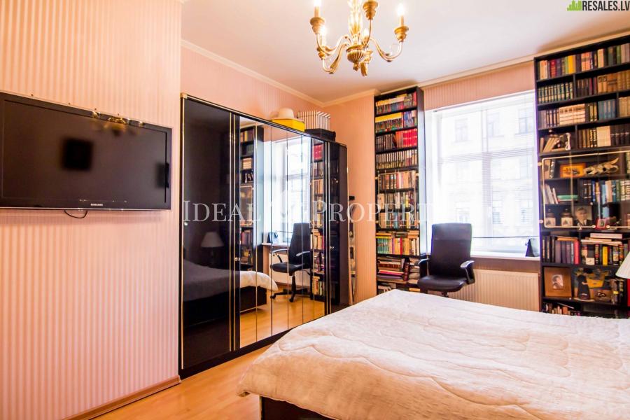 Three bedroom apartment in the city center at Brivibas str.