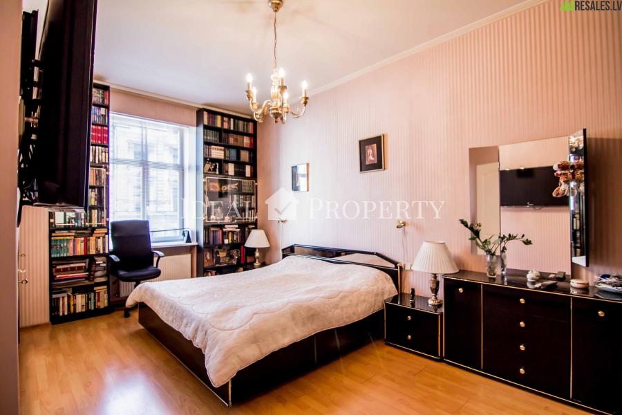 Three bedroom apartment in the city center at Brivibas str.