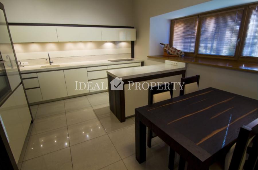 Pārdod plašu privātmāju klusā rajonā Berģi.