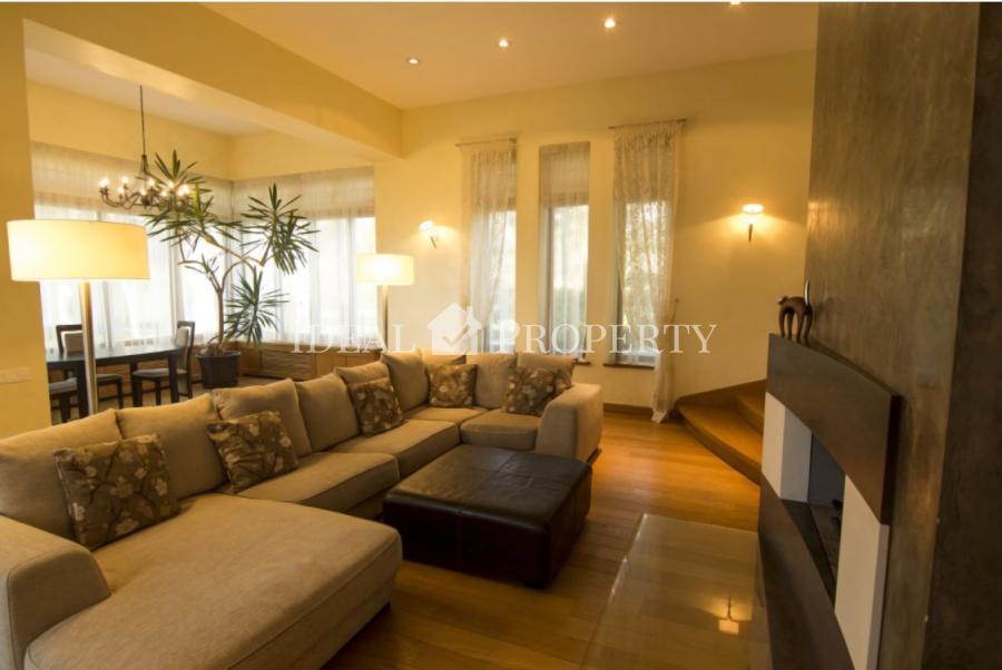 Pārdod plašu privātmāju klusā rajonā Berģi.