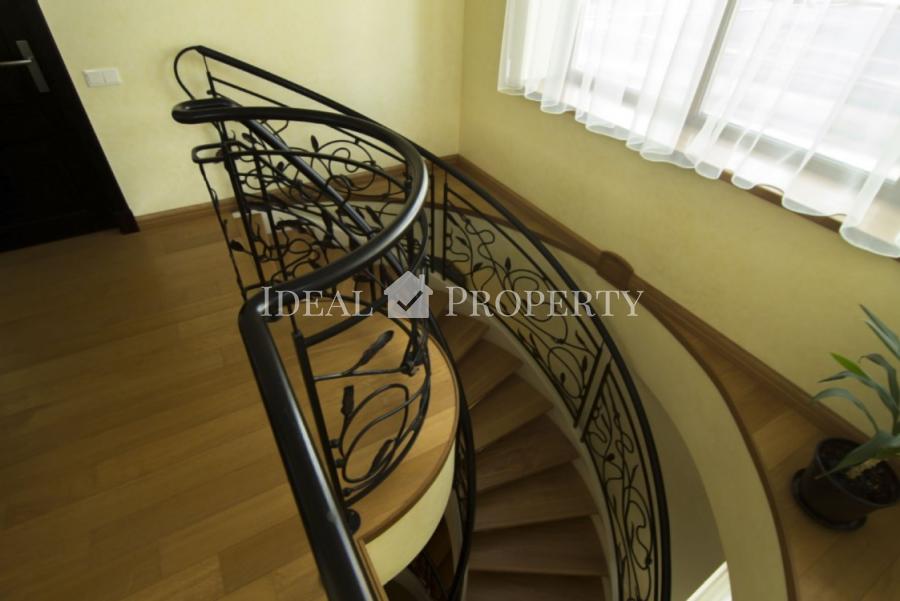 Pārdod plašu privātmāju klusā rajonā Berģi.