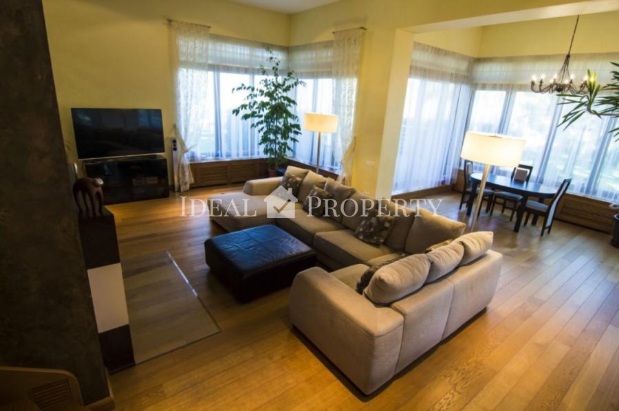 Pārdod plašu privātmāju klusā rajonā Berģi.