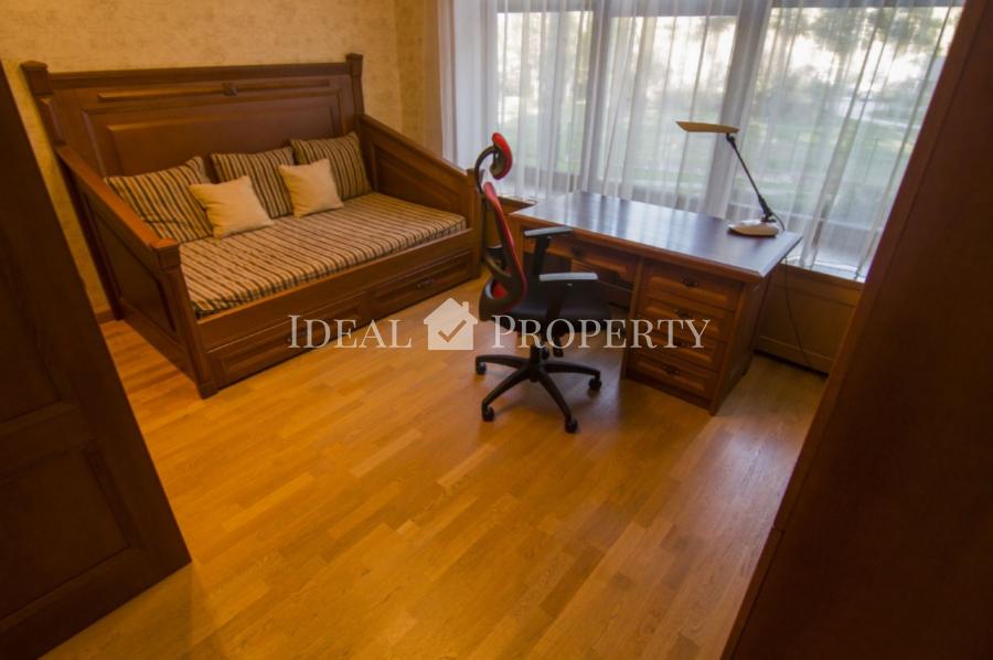 Pārdod plašu privātmāju klusā rajonā Berģi.