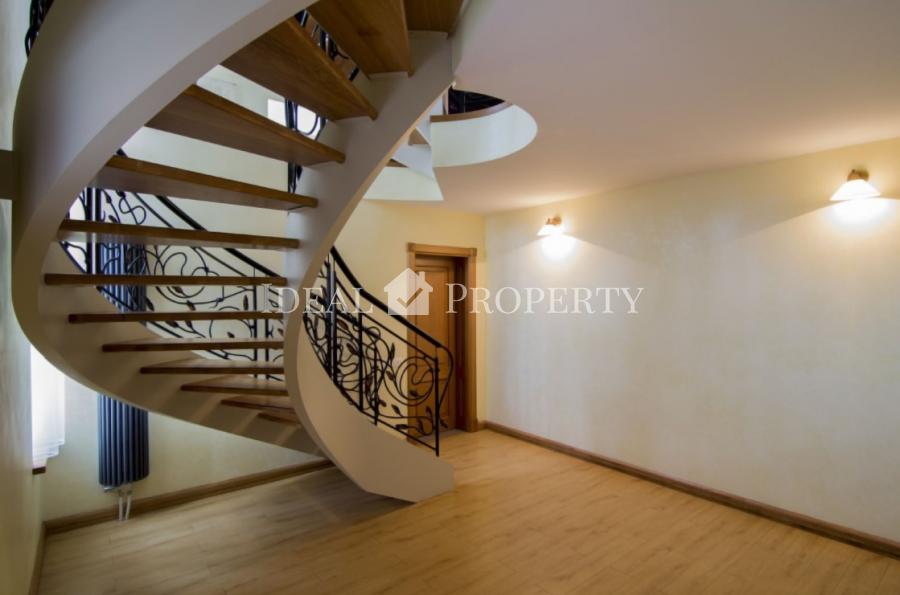 Pārdod plašu privātmāju klusā rajonā Berģi.