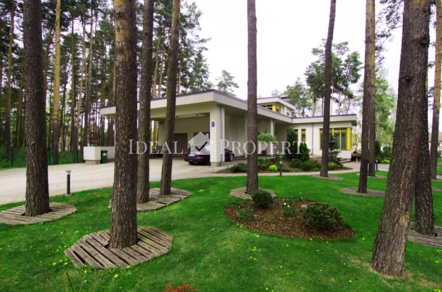 Pārdod plašu privātmāju klusā rajonā Berģi.