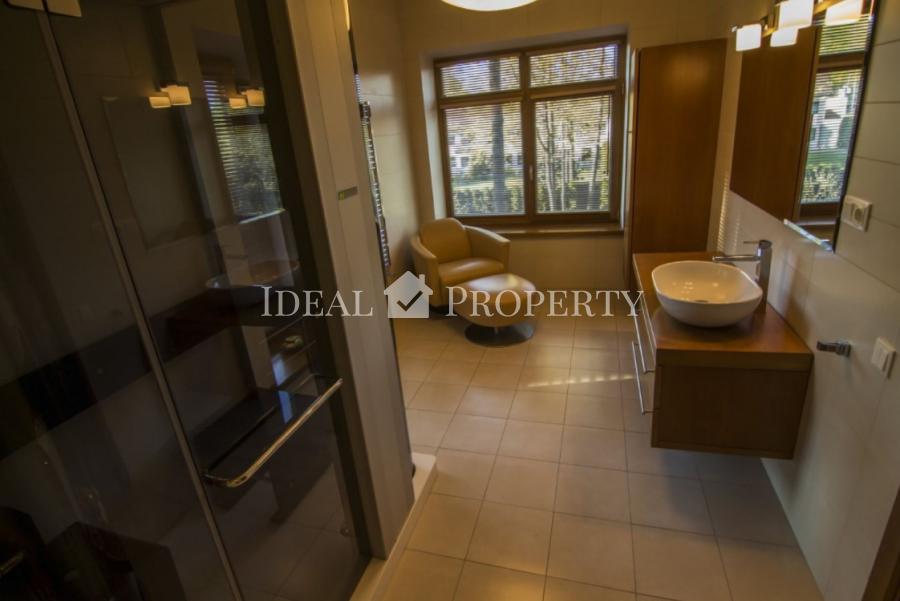 Pārdod plašu privātmāju klusā rajonā Berģi.