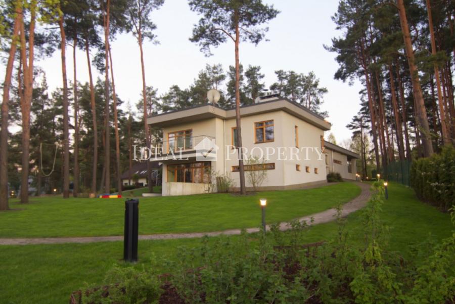 Pārdod plašu privātmāju klusā rajonā Berģi.