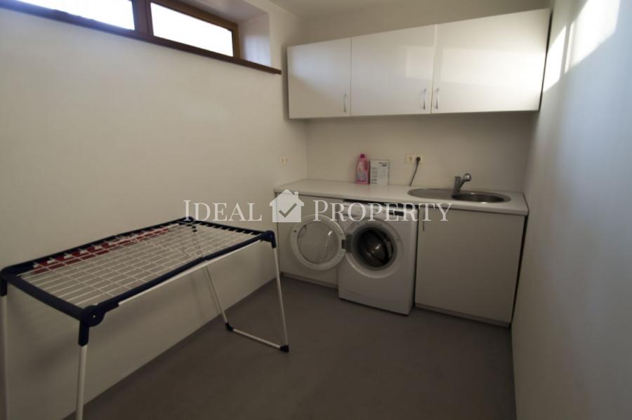 Pārdod plašu privātmāju klusā rajonā Berģi.