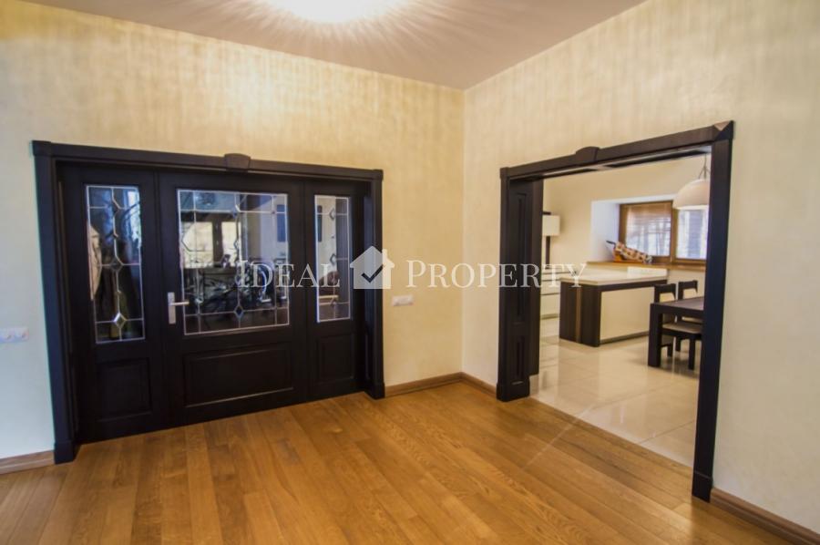 Pārdod plašu privātmāju klusā rajonā Berģi.